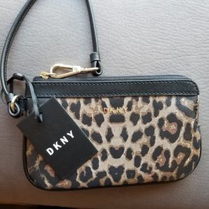 DKNY - NWT - Bryant wristlet in leopard print